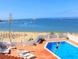 Outdoor pool - sunny ap. for 2-6 people, exclusive 1a location directly on the beach by the sea (Ferragudo)