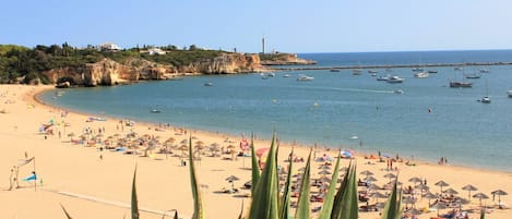 Plage à proximité, chaises longues