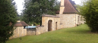 MAISON PERIGOURDINE EN PIERRES CLASSEE 3* CADRE VERDOYANT AVEC PISCINE PRIVEE.