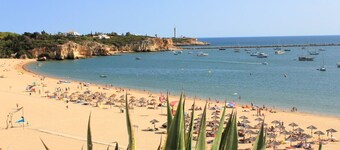 Solrik leilighet med basseng for 2 personer (+ 2 ungdommer) rett ved sjøen med en førsteklasses beliggenhet