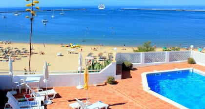Sunny ap. with pool for 2 people (+2 young) right on the sea in a prime location