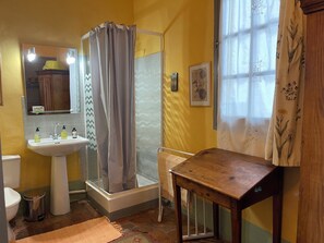 Duschwanne, Haartrockner, Handtücher, Seife