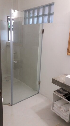 Shower, hair dryer, towels, toilet paper - La Gaulette Grand Loft, Pool & Panoramic Sea View  (La Gaulette)