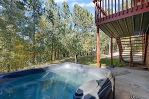 Outdoor spa tub - Omega Cabin Close to Lake Pactola and ATV Trails (Rapid City)