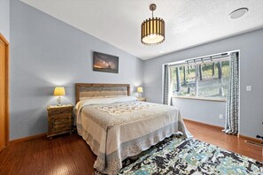 3 bedrooms, iron/ironing board, travel cot, free WiFi - Omega Cabin Close to Lake Pactola and ATV Trails (Rapid City)