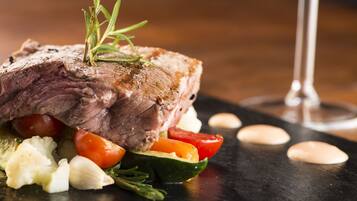 Un plato negro con carne y verduras.
