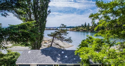 Unique Waterfront Beach House, completamente nuevo, a 1 milla del centro de Friday Harbor