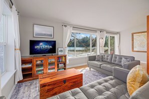 TV, books - Unique Waterfront Beach House, 1 mile from Friday Harbor (Friday Harbor)