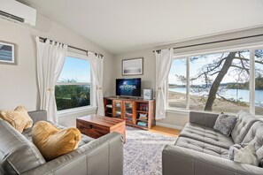 TV, books - Unique Waterfront Beach House, 1 mile from Friday Harbor (Friday Harbor)