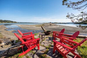 Property grounds - Unique Waterfront Beach House, 1 mile from Friday Harbor (Friday Harbor)