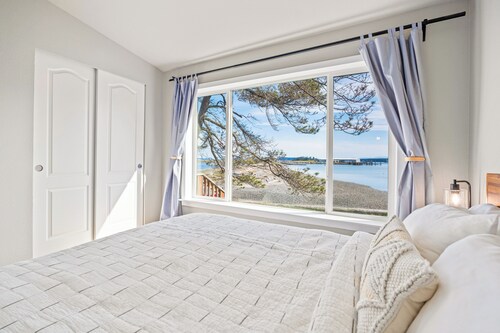 Unique Waterfront Beach House, 1 mile from Friday Harbor