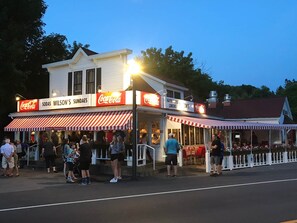 Wilson’s ice cream parlor - Peninsula Lodge Fish Creek (Gibraltar)