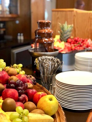 Petit-déjeuner buffet (10 EUR par personne)