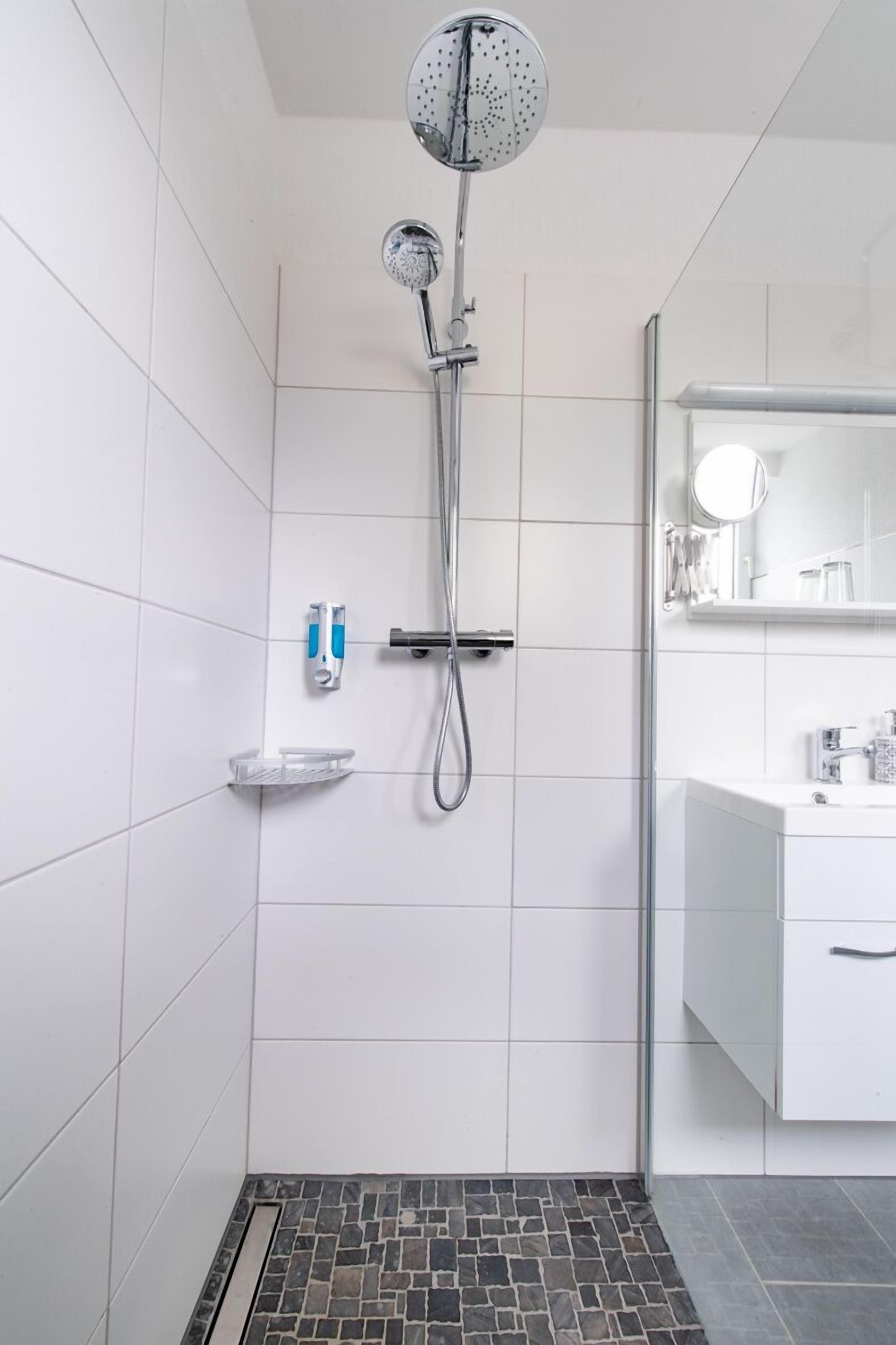 single room | desk, free wifi, bed sheets, wheelchair access