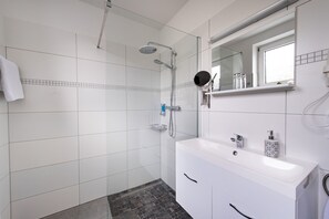 Yhden hengen huone | Kylpyhuone | Suihku, hiustenkuivaaja, pyyhkeet, saippua