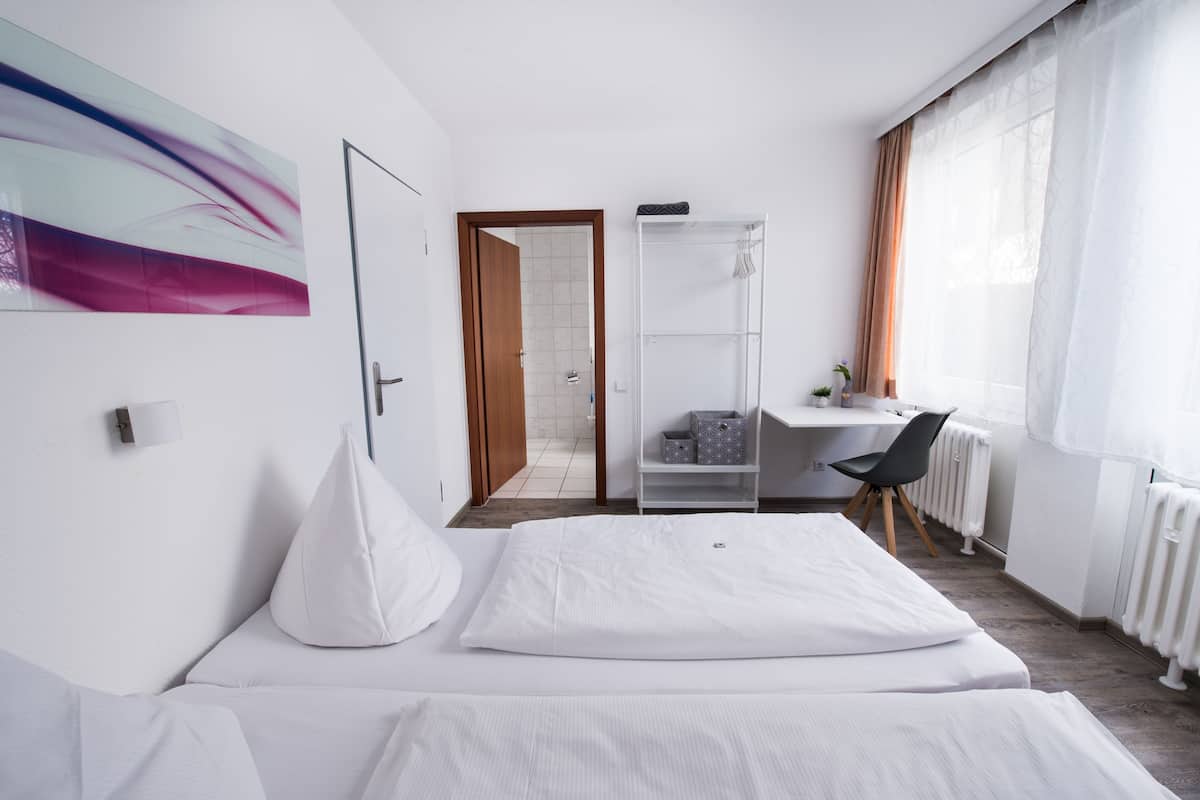 double room | desk, free wifi, bed sheets, wheelchair access