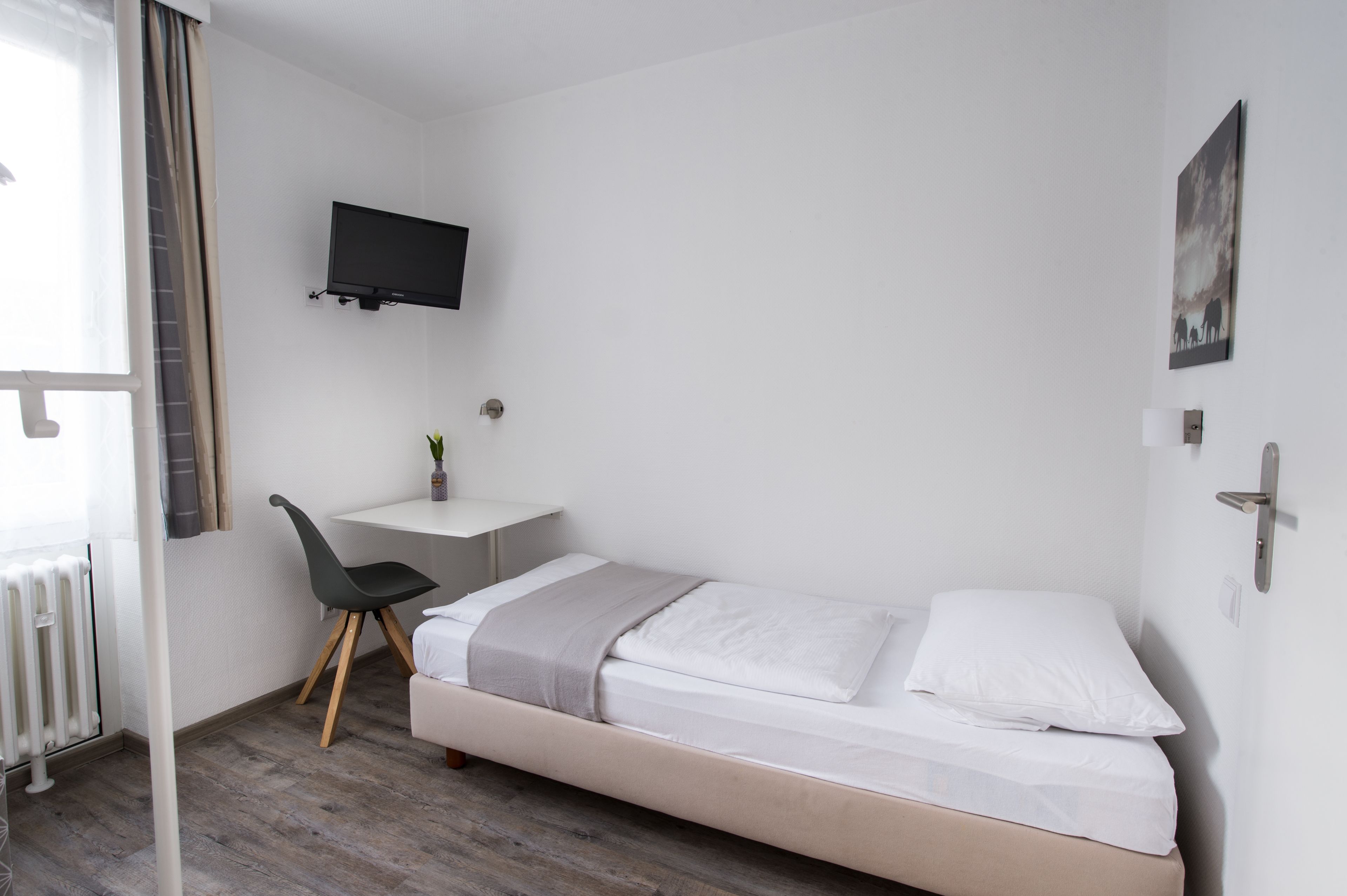 single room | desk, free wifi, bed sheets, wheelchair access