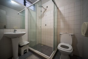 Shower, rainfall showerhead, toilet paper - Tupiniquim Hostel Rio de Janeiro (Rio de Janeiro)
