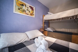 A hotel room with a bed, pillows, a blanket, a lamp, and a painting on the wall. - Tupiniquim Hostel Rio de Janeiro (Rio de Janeiro)