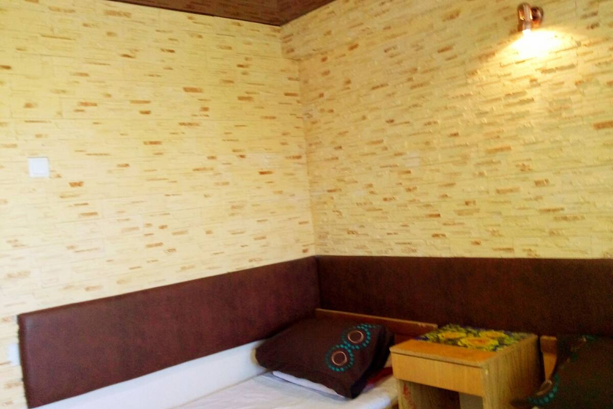 Habitación doble | Tabla de planchar con plancha, internet por cable gratis y ropa de cama