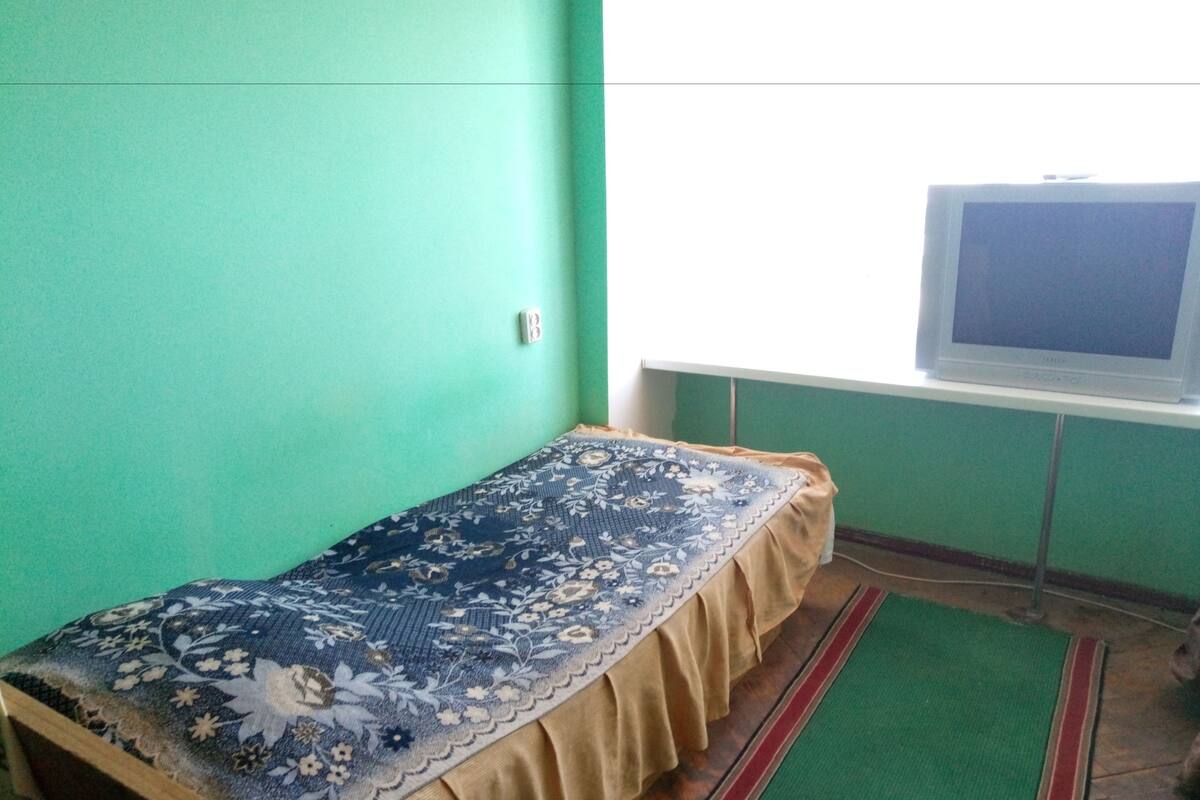 Habitación cuádruple económica, 1 habitación | Tabla de planchar con plancha, internet por cable gratis y ropa de cama