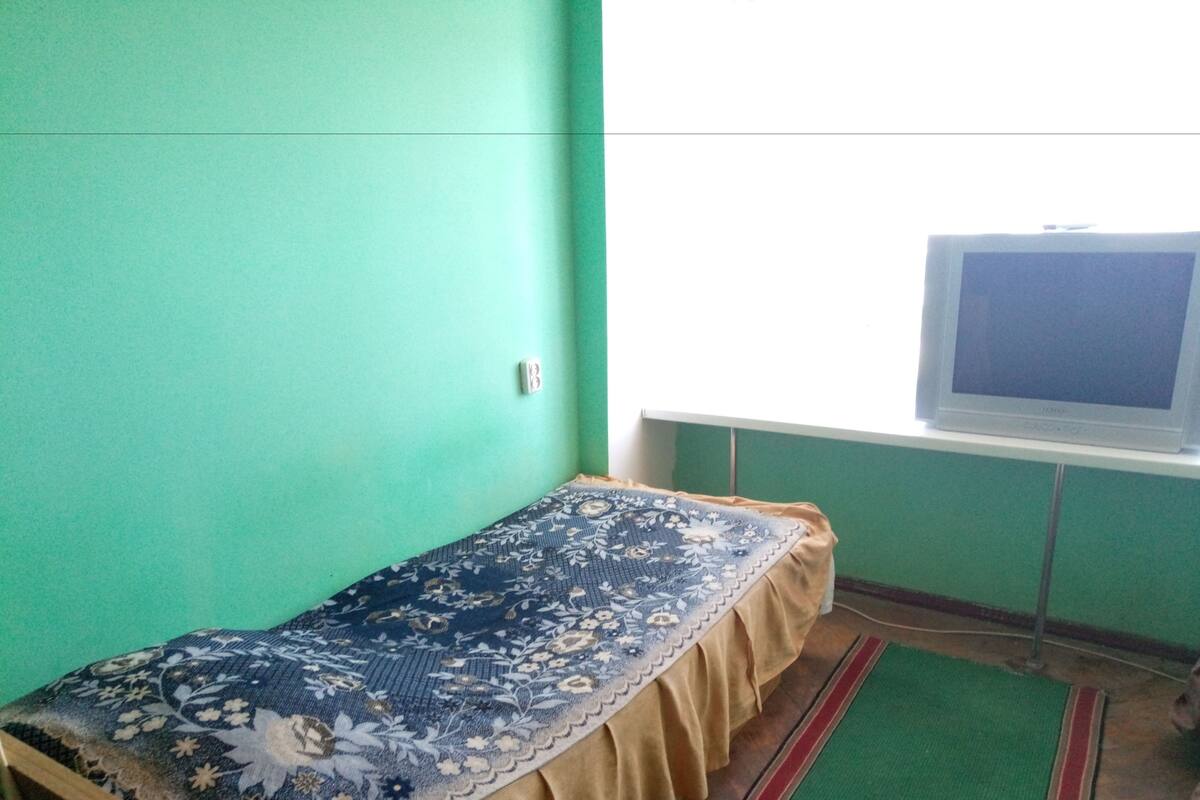 Habitación cuádruple económica, 1 habitación | Tabla de planchar con plancha, internet por cable gratis y ropa de cama