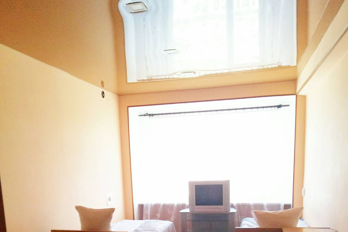 Habitación cuádruple económica | Tabla de planchar con plancha, internet por cable gratis y ropa de cama