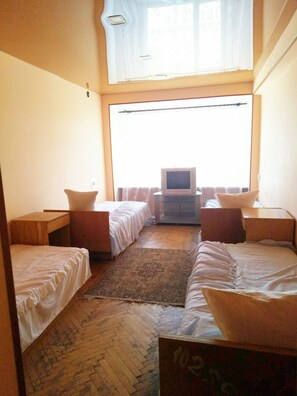 Habitación cuádruple económica | Tabla de planchar con plancha, internet por cable gratis y ropa de cama