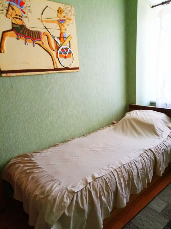Habitación cuádruple | Tabla de planchar con plancha, internet por cable gratis y ropa de cama