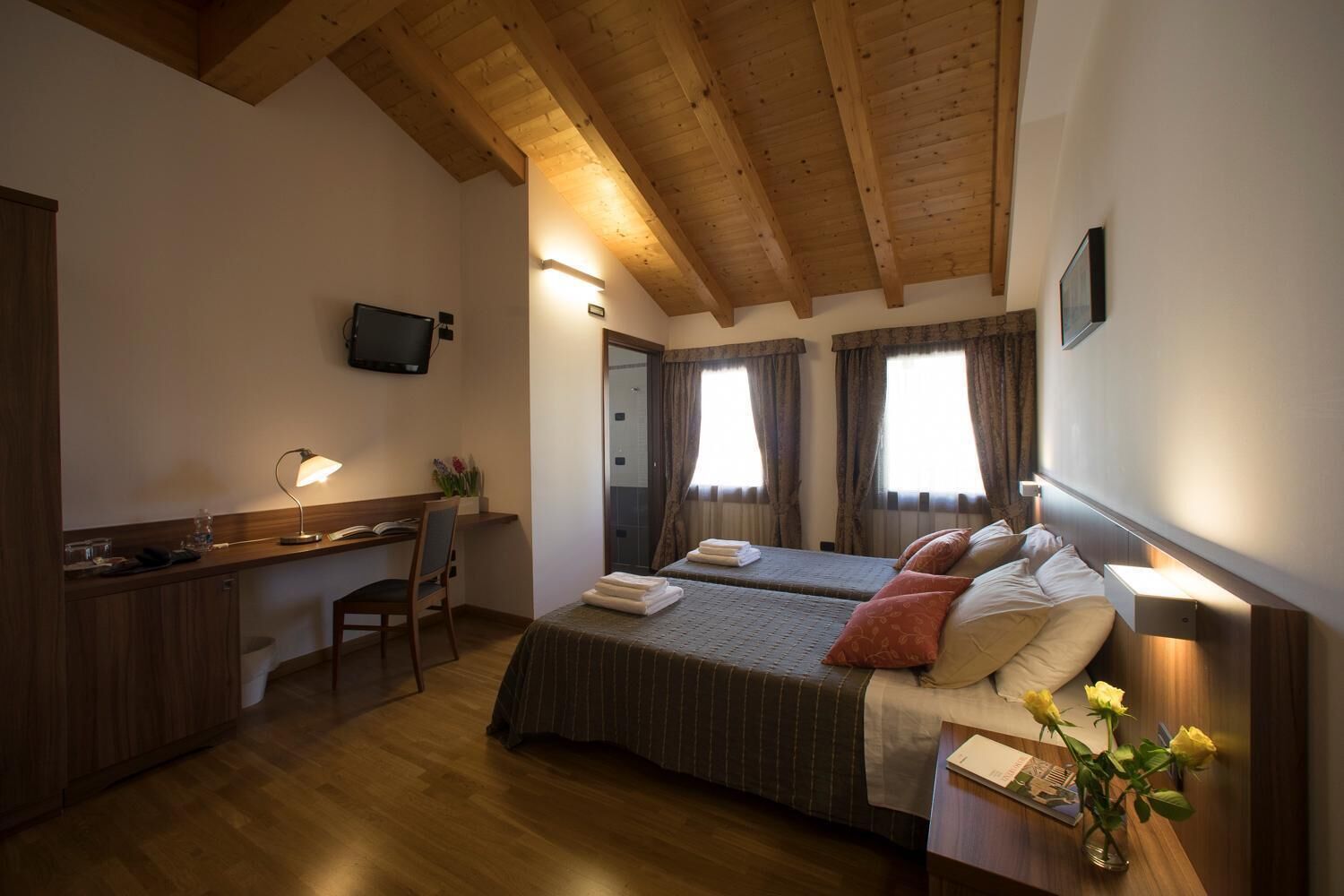 minibar, in-room safe, individually decorated, desk