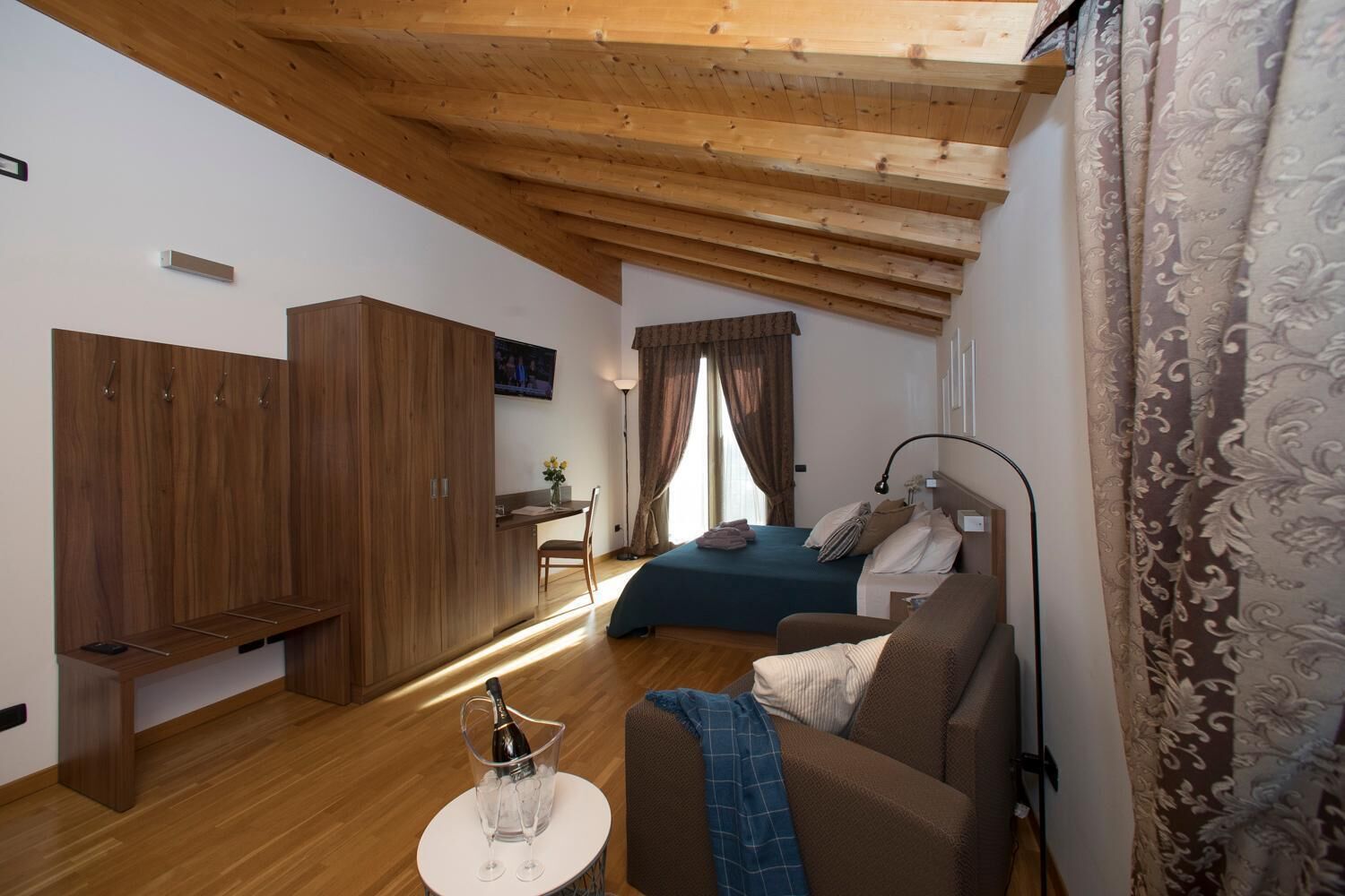 minibar, in-room safe, individually decorated, desk