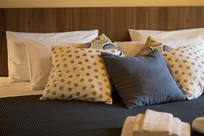 Minibar, caja de seguridad en la habitación y decoración personalizada 