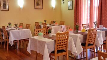 Tägliches Frühstück gegen Gebühr