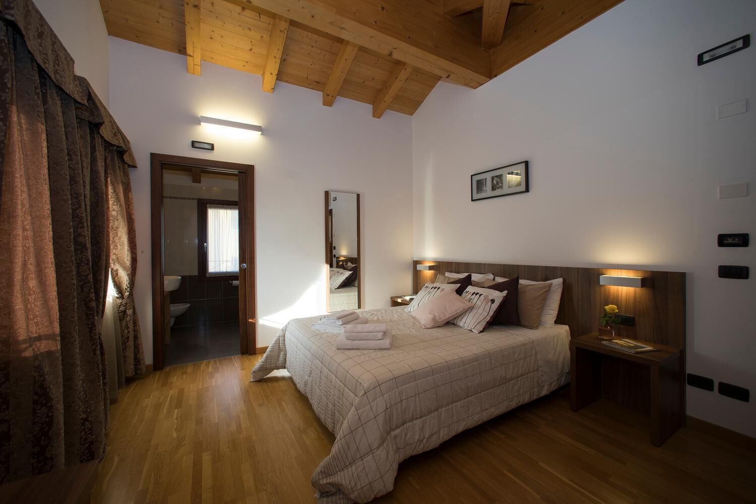 minibar, in-room safe, individually decorated, desk