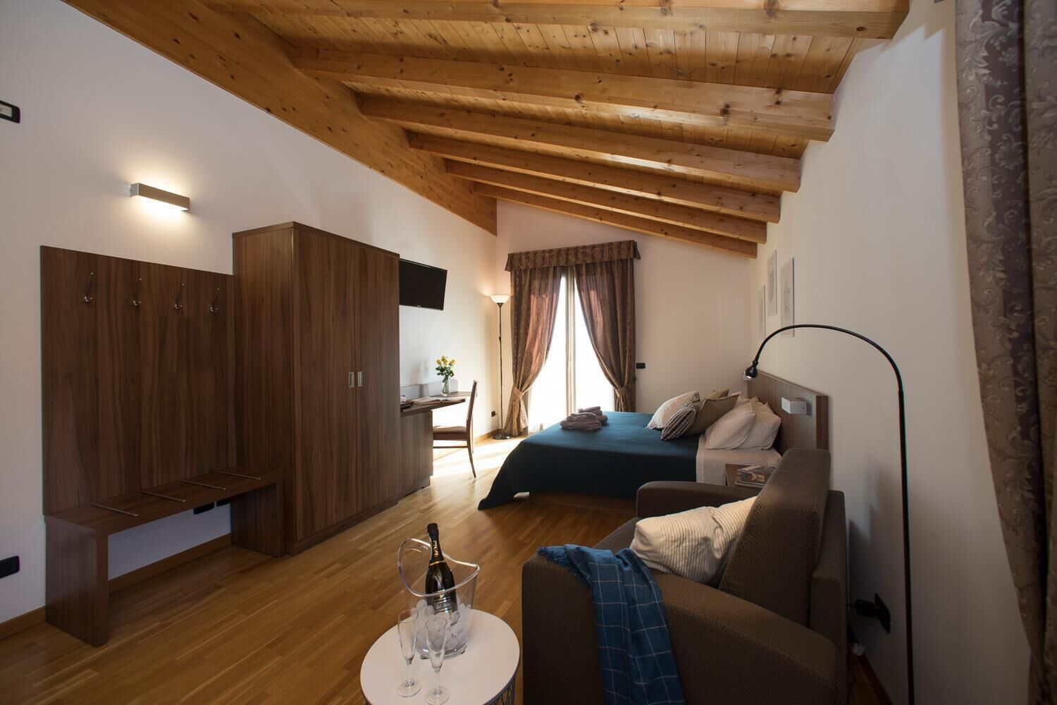 minibar, in-room safe, individually decorated, desk