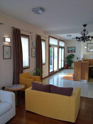 Lobby sitting area - Hotel C25 (Ponzano Veneto)
