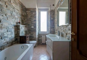 อ่างอาบน้ำและฝักบัวแยกจากกัน, ผ้าเช็ดตัว