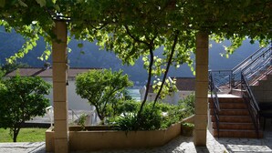 Apartment, 3 Schlafzimmer, Terrasse, Meerblick | 1 Schlafzimmer, Schreibtisch, Bügeleisen/Bügelbrett, kostenloses WLAN