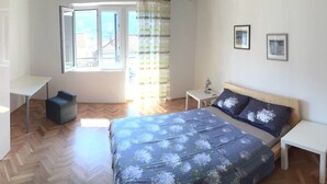 Apartment, 3 Schlafzimmer, Terrasse, Meerblick | 1 Schlafzimmer, Schreibtisch, Bügeleisen/Bügelbrett, kostenloses WLAN