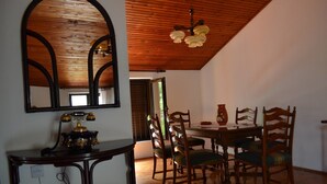Comfort-Apartment, 2 Schlafzimmer, Meerblick, Meerseite | 1 Schlafzimmer, Schreibtisch, Bügeleisen/Bügelbrett, kostenloses WLAN
