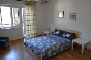 Departamento, 3 habitaciones, Terraza, vista al mar | 1 habitación, escritorio, tabla de planchar con plancha y wifi gratis 