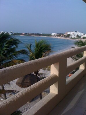 Property grounds - Direct Oceanfront, Corner Balcony Panoramic View of Beach, Half Moon Bay, Akumal (Akumal)