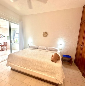 1 chambre, fer et planche à repasser, lit de bébé portatif