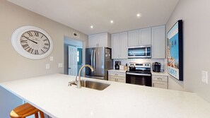 Réfrigérateur, four à micro-ondes, un four, surface de cuisson