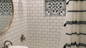 Ensemble douche/baignoire, sèche-cheveux, serviettes fournies, savon
