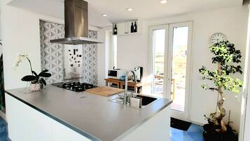 Fridge, microwave, oven, stovetop