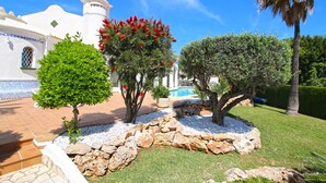 A courtyard with a pool, white walls, and a palm tree. - Luxurious Villa with air conditioning and pool Marquesa GU 4 People (Denia)