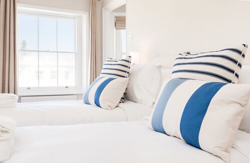 Spacious Sea View Maisonette (sleeps up to 12) by MyHolidayLet