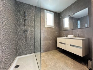 Dusche, Haartrockner, Handtücher
