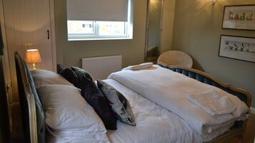 4 bedrooms, desk, iron/ironing board, travel cot